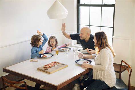 Familie genießt Linzertorte am Adventssonntag