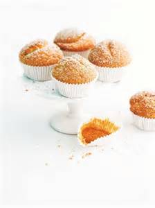 Familie genießt frisch gebackene Muffins beim Nachmittagskaffee