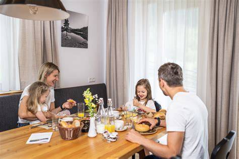 Familie genießt frischen Streuselkuchen bei der Kaffeetafel