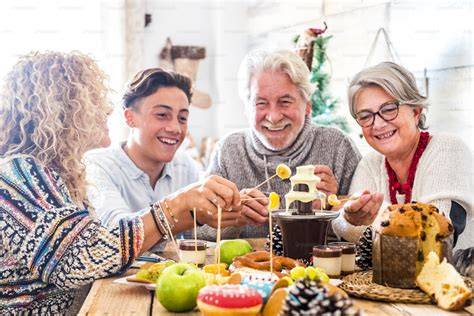 Familie genießt gemeinsam den frisch gebackenen Kuchen