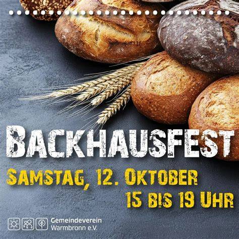Familie genießt gemeinsam frisch gebackene Rhabarbertorte, Frühlingstisch