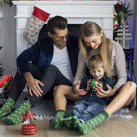 Familie mit Weihnachtssocken und Kinder Schokolade