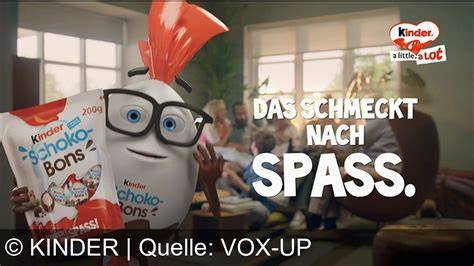 Familie sucht Schoko-Bons im Wohnzimmer - Szene aus dem Spot