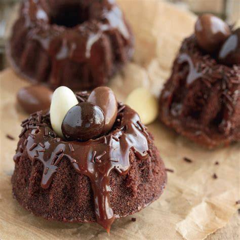 Familie und Kinder backen gemeinsam Schoko Mini Gugelhupf
