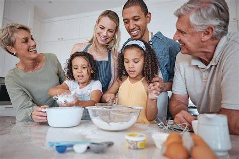 Familie und Kinder beim Pralinen machen in der Küche