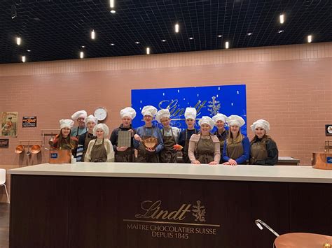 Familien im Schokoladenkurs im Lindt Home of Chocolate