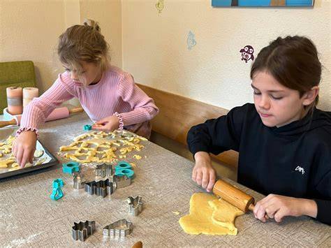 Familien-Backspaß: Kinder rollen Plätzchenteig aus