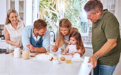 Familien-Weihnachtsbäckerei: Kinder, Eltern, Oma und Opa zusammen
