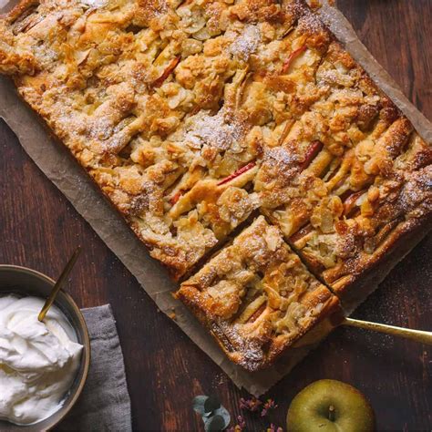 Familienbäckerei, Apfelkuchen-Blech, Kinder schneiden Äpfel