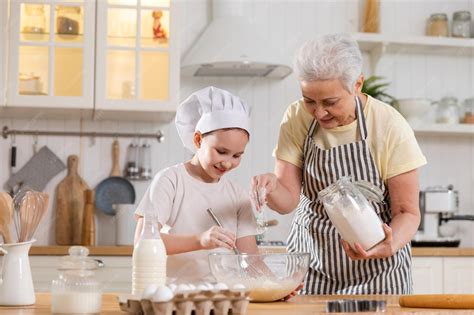 Familienbacken: Oma und Enkel beim Formen des Kuchenteigs
