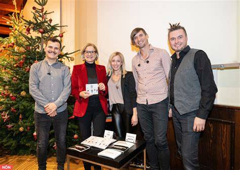 Familieneinkauf zum Advent in einer festlichen Marktkauf-Filiale