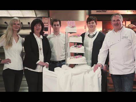 Familienfoto Wetzel vor der Bäckerei mit Tortenpräsentation