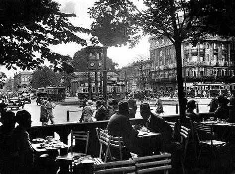 Familienfrühstück auf der Terrasse des Café Zapf