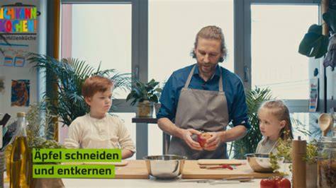 Familienmoment: Gemeinsam Äpfel schneiden und den Blechkuchen vorbereiten