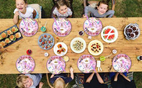 Familienmoment: Streuselkuchen auf dem Gartentisch, Kinderhände greifen zu