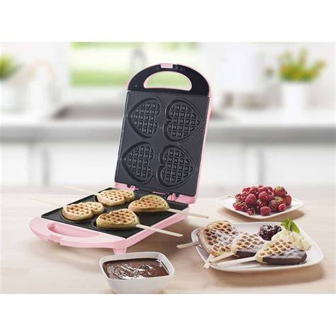 Familienmoment am Waffeleisen, Kinder backen Herzwaffeln