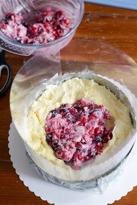 Familienmomente beim Zubereiten einer Vacherin Torte
