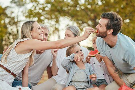 Familienpicknick mit Muffins und Obst