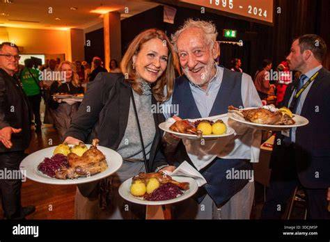 Familienritual beim Anrühren und Servieren des Christmas Pudding