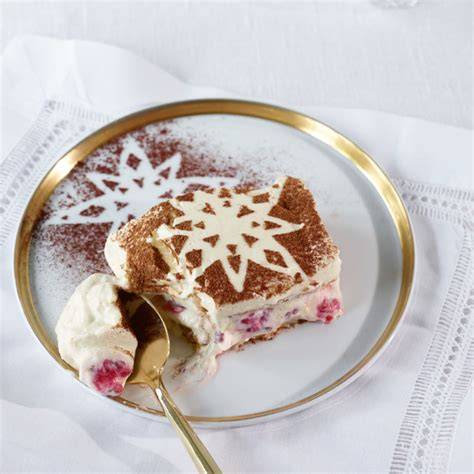 Familientafel mit weihnachtlichen Desserts und Parfait in der Mitte