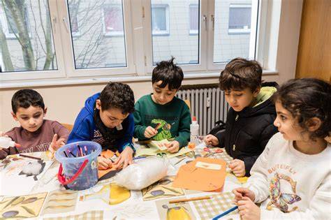 Familientisch: Kinder greifen zu Waffel-Bites, Obst und Apfelmus