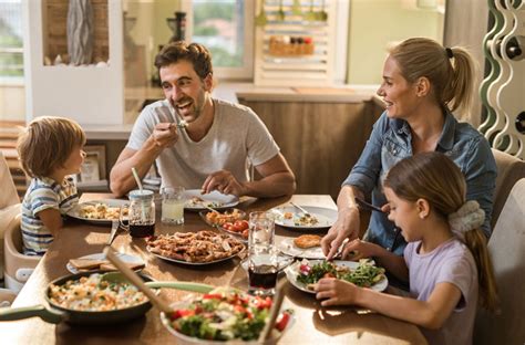 Familientradition: Alle gemeinsam am Tisch