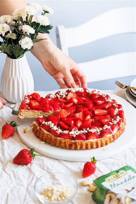 Familientradition Erdbeerkuchen: mehrere Kuchen und fröhliche Kinder am Tisch