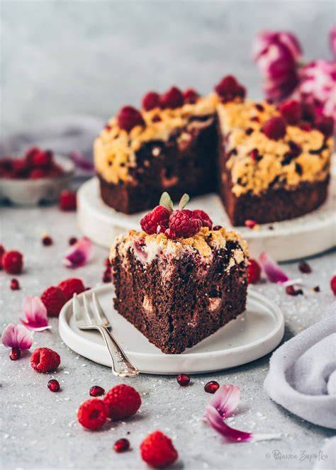 Fanta Schoko Kuchen angeschnitten, mit Streuseln dekoriert