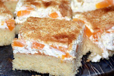 Fanta Torte mit Pfirsichschmand servierfertig