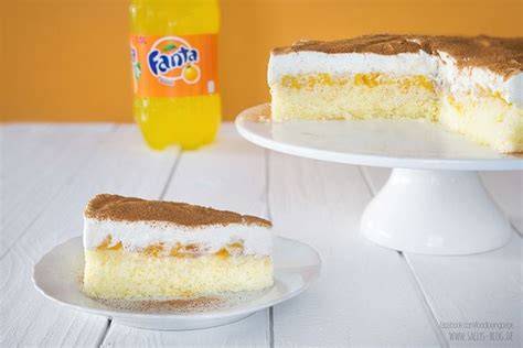 Fanta Torte mit Pfirsichstücken und Sahne