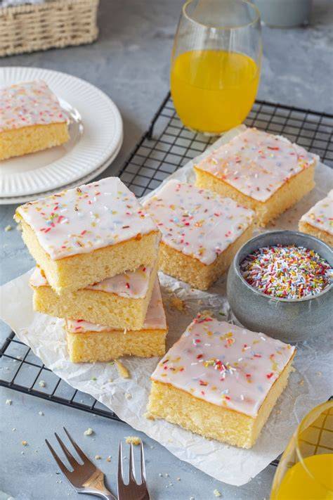 Fantakuchen auf dem Blech, angeschnitten