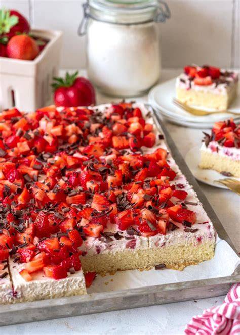 Fantakuchen mit Erdbeeren dekoriert mit Schokolade und frischen Erdbeeren