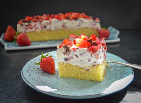 Fantakuchen mit Schmandcreme und Erdbeeren verziert mit Schokolade