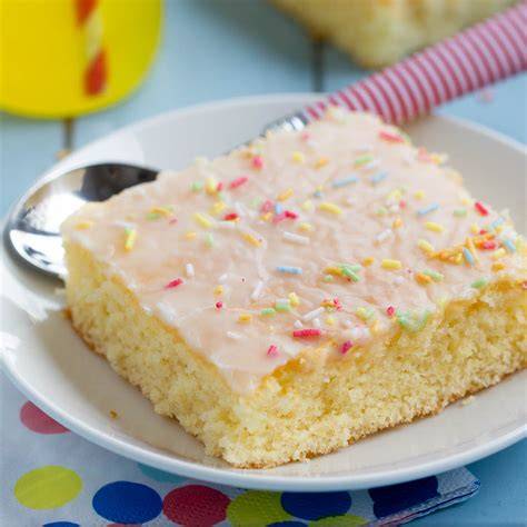 Fantakuchen mit bunter Glasur und Streuseln auf dem Blech