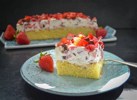 Fantakuchen mit frischen Erdbeeren auf dem Blech