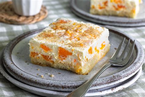 Fantakuchen ohne Backen in der rechteckigen Form mit Mandarinen und Zimt bestreut