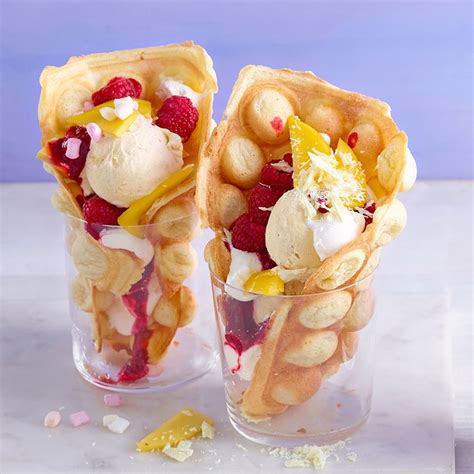 Farbenfrohe Bubble Waffeln bei Wafflemania mit Smarties topping