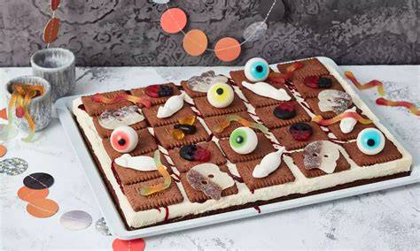 Farbenfrohe Halloween-Blechkuchen mit Keksen
