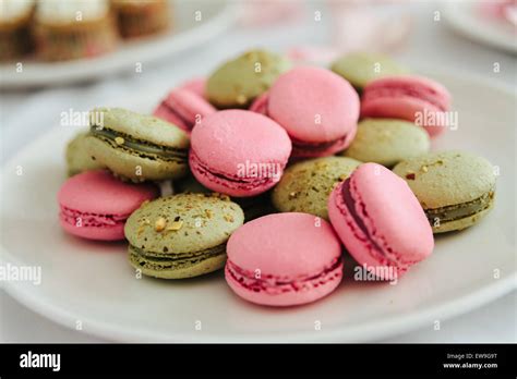 Farbenfrohe Macarons auf einem Teller
