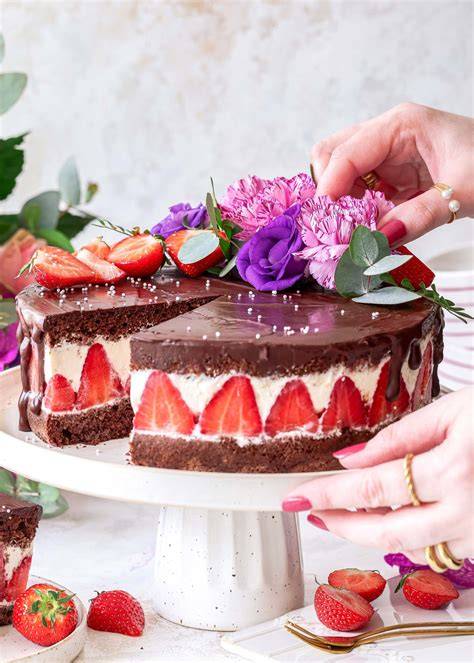 Farbenfrohe Muttertagstorten mit Obst und Blumen