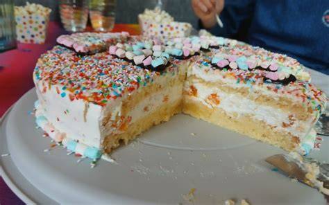 Farbenfrohe Papageienkuchen-Torte mit bunten Fondant-Akzenten