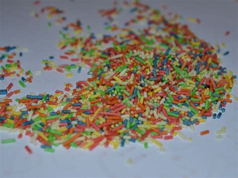 Farbenfrohe Zuckerstreusel und Mini-Gugelhupfe