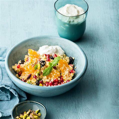 Farbenfroher süßer Couscous mit Orangen, Granatapfel und Pistazien