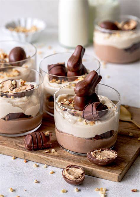 Farbenfrohes Dessert im Glas für Kinder mit Streuseln