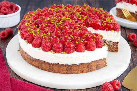 Farbig gefüllte Torte mit Herz-Dekoration