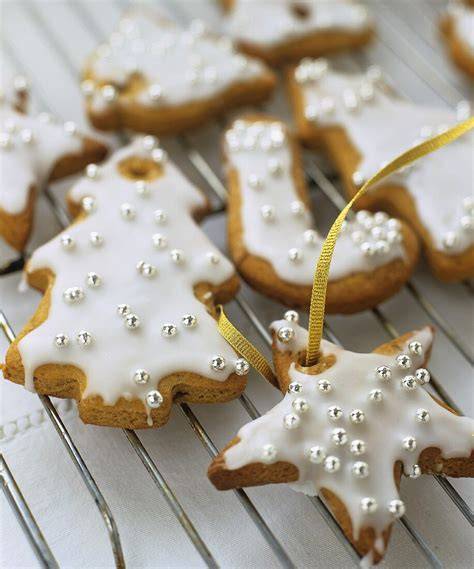 Farbig glasierte Plätzchen mit Zuckerperlen
