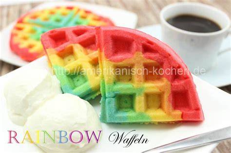 Farbige Regenbogen-Waffeln im Waffeleisen