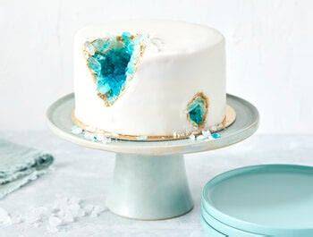 Farbverläufe und Goldrand bei Geode Cake mit Buttercreme