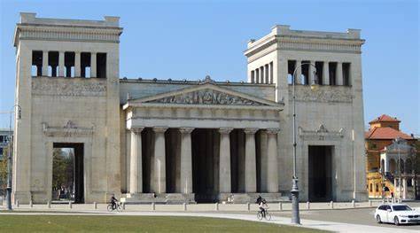 Fassade des Josephinums, klassizistischer Bau mit historischer Hörsaalansicht