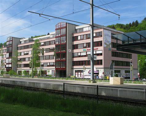 Fassade des Schoggi-Outlets an der Bernstrasse in Dietikon